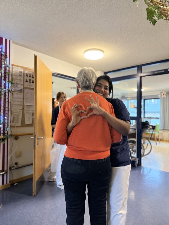 Sch&uuml;lerin mit Bewohnerin Herz