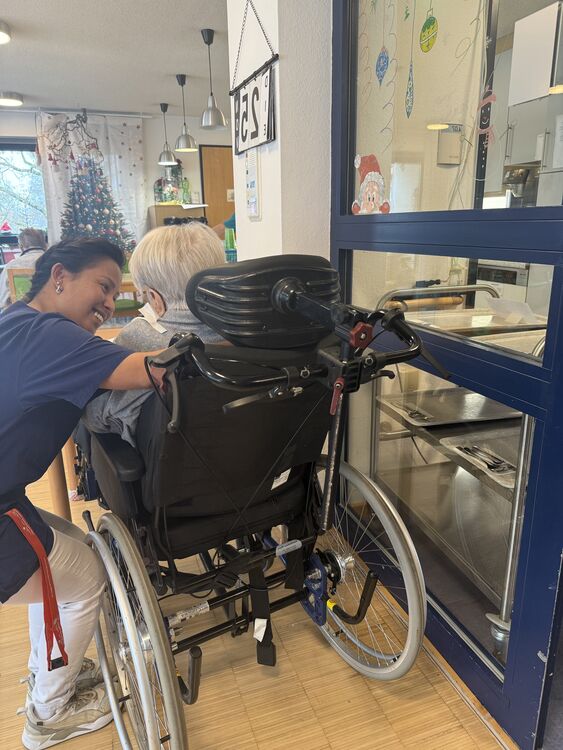 Sch&uuml;lerin mit Bewohnerin Rollstuhl